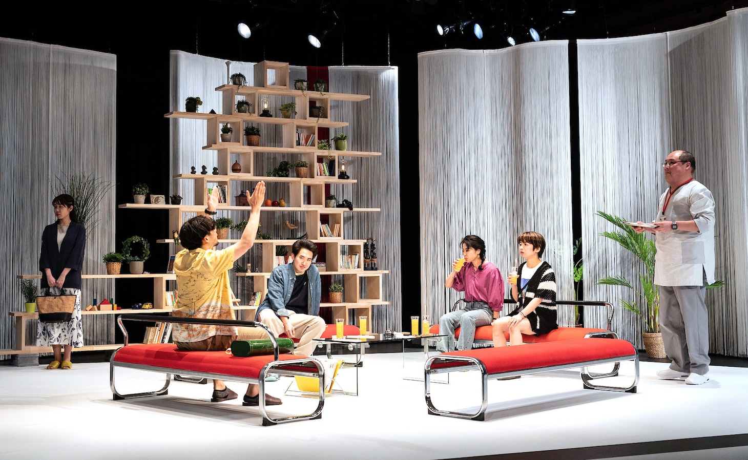 青年団「S高原から」2022年江原河畔劇場公演より。（Photo by igaki photo studio）