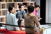 青年団「S高原から」2022年江原河畔劇場公演より。（Photo by igaki photo studio）