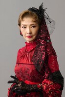 一色采子扮するゴネリル。