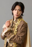 阿部快征扮するフランス王。
