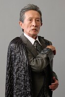 中丸新将扮するグロスター伯爵。