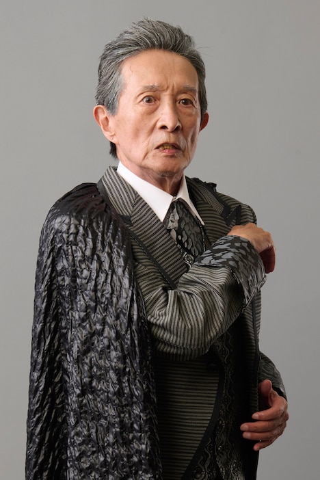 中丸新将扮するグロスター伯爵。