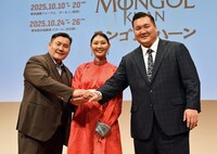 左からヒーロー・バートル、バイラ・ベラ、白鵬翔。