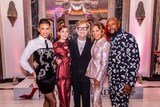 ミュージカル「プラダを着た悪魔」出演者とエルトン・ジョン(写真中央)。©danny_with_a_camera
