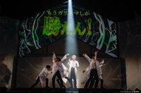 「『カリスマ de ステージ』～帰ろう！カリスマハウス～」より。（撮影：小境勝己、佐藤薫）