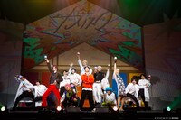 「『カリスマ de ステージ』～帰ろう！カリスマハウス～」より。（撮影：小境勝己、佐藤薫）