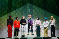 「『カリスマ de ステージ』～帰ろう！カリスマハウス～」より。（撮影：小境勝己、佐藤薫）