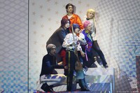 「『カリスマ de ステージ』～帰ろう！カリスマハウス～」より。（撮影：小境勝己、佐藤薫）