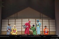 「『カリスマ de ステージ』～帰ろう！カリスマハウス～」より。（撮影：小境勝己、佐藤薫）