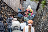 瀬戸内国際芸術祭2025参加作品 きゅうかくうしお「素晴らしい偶然をむすんで」瀬戸内国際芸術祭2025 2日目の様子。（Photo: Shintaro Miyawaki）