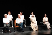 前列左からイ・ヨンソク、千葉哲也、村川絵梨、智順。後列左からキム・ムンシク、朴勝哲、チョン・スヨン。