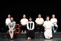 前列左から鄭義信、松永玲子、コ・スヒ。後列左から北野秀気、石原由宇、櫻井章喜、パク・スヨン。