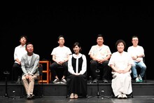 前列左から鄭義信、松永玲子、コ・スヒ。後列左から北野秀気、石原由宇、櫻井章喜、パク・スヨン。