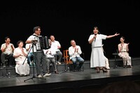 劇中歌を披露する朴勝哲（左）とチョン・スヨン。