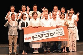 「焼肉ドラゴン」制作発表会見、鄭義信＆日韓キャストが和気あいあいと意気込み