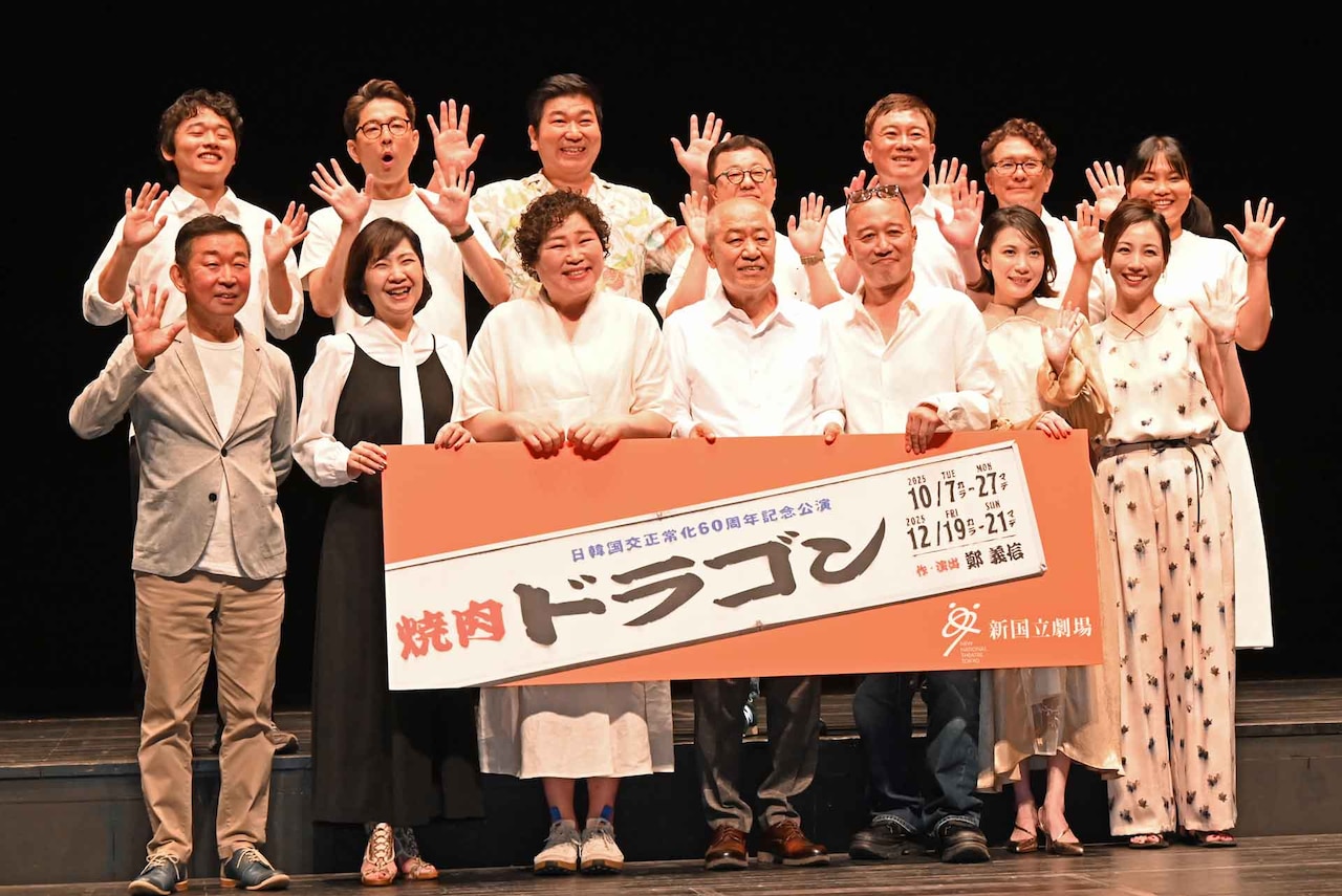 前列左から鄭義信、松永玲子、コ・スヒ、イ・ヨンソク、千葉哲也、村川絵梨、智順。後列左から北野秀気、石原由宇、櫻井章喜、パク・スヨン、キム・ムンシク、朴勝哲、チョン・スヨン。