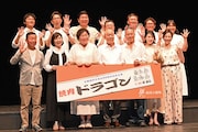 「焼肉ドラゴン」制作発表会見、鄭義信&日韓キャストが和気あいあいと意気込み
