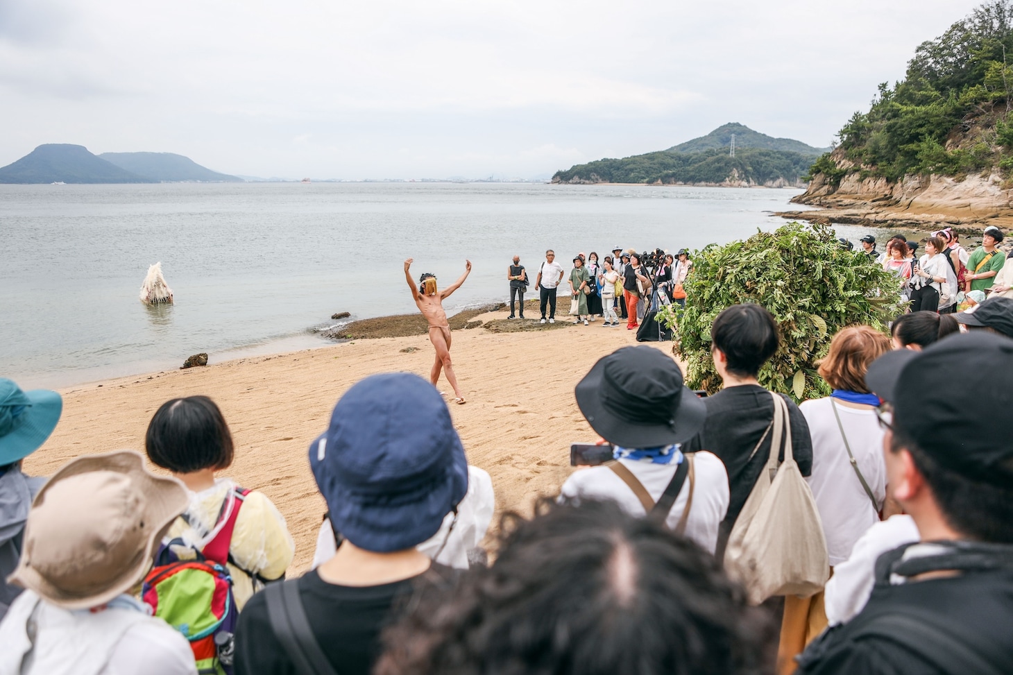 瀬戸内国際芸術祭2025参加作品 きゅうかくうしお「素晴らしい偶然をむすんで」瀬戸内国際芸術祭2025 2日目の様子。（Photo: Shintaro Miyawaki）