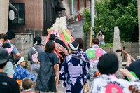 瀬戸内国際芸術祭2025参加作品 きゅうかくうしお「素晴らしい偶然をむすんで」瀬戸内国際芸術祭2025 2日目の様子。（Photo: Shintaro Miyawaki）