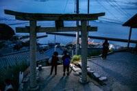 瀬戸内国際芸術祭2025参加作品 きゅうかくうしお「素晴らしい偶然をむすんで」瀬戸内国際芸術祭2025 2日目の様子。（Photo: Shintaro Miyawaki）