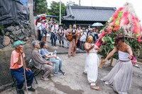 瀬戸内国際芸術祭2025参加作品 きゅうかくうしお「素晴らしい偶然をむすんで」瀬戸内国際芸術祭2025 3日目の様子。（Photo: Shintaro Miyawaki）