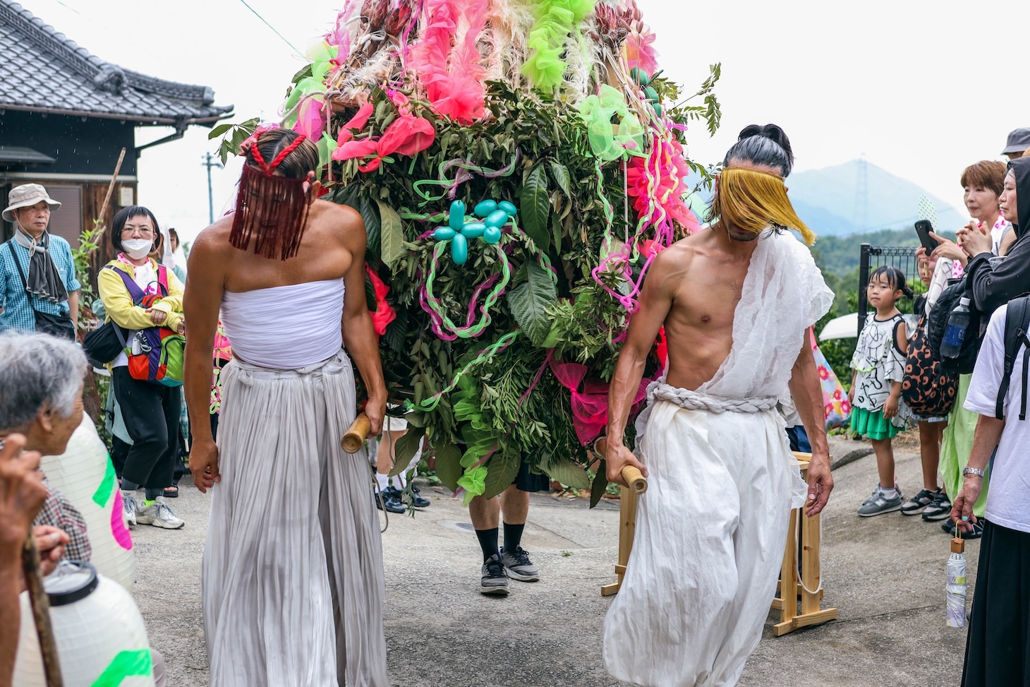 瀬戸内国際芸術祭2025参加作品 きゅうかくうしお「素晴らしい偶然をむすんで」瀬戸内国際芸術祭2025 3日目の様子。（Photo: Shintaro Miyawaki）