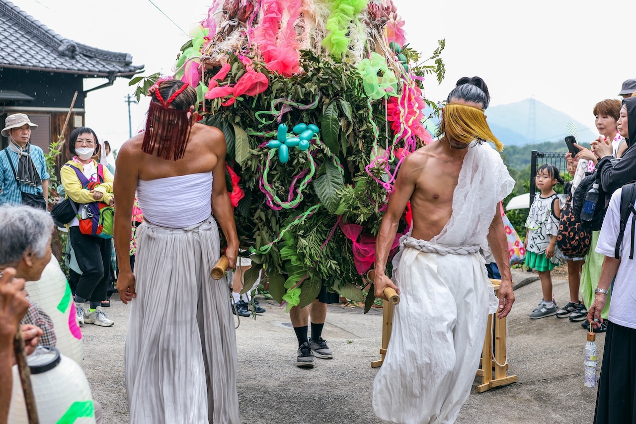 瀬戸内国際芸術祭2025参加作品 きゅうかくうしお「素晴らしい偶然をむすんで」瀬戸内国際芸術祭2025 3日目の様子。（Photo: Shintaro Miyawaki）