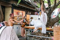 瀬戸内国際芸術祭2025参加作品 きゅうかくうしお「素晴らしい偶然をむすんで」瀬戸内国際芸術祭2025 3日目の様子。（Photo: Shintaro Miyawaki）