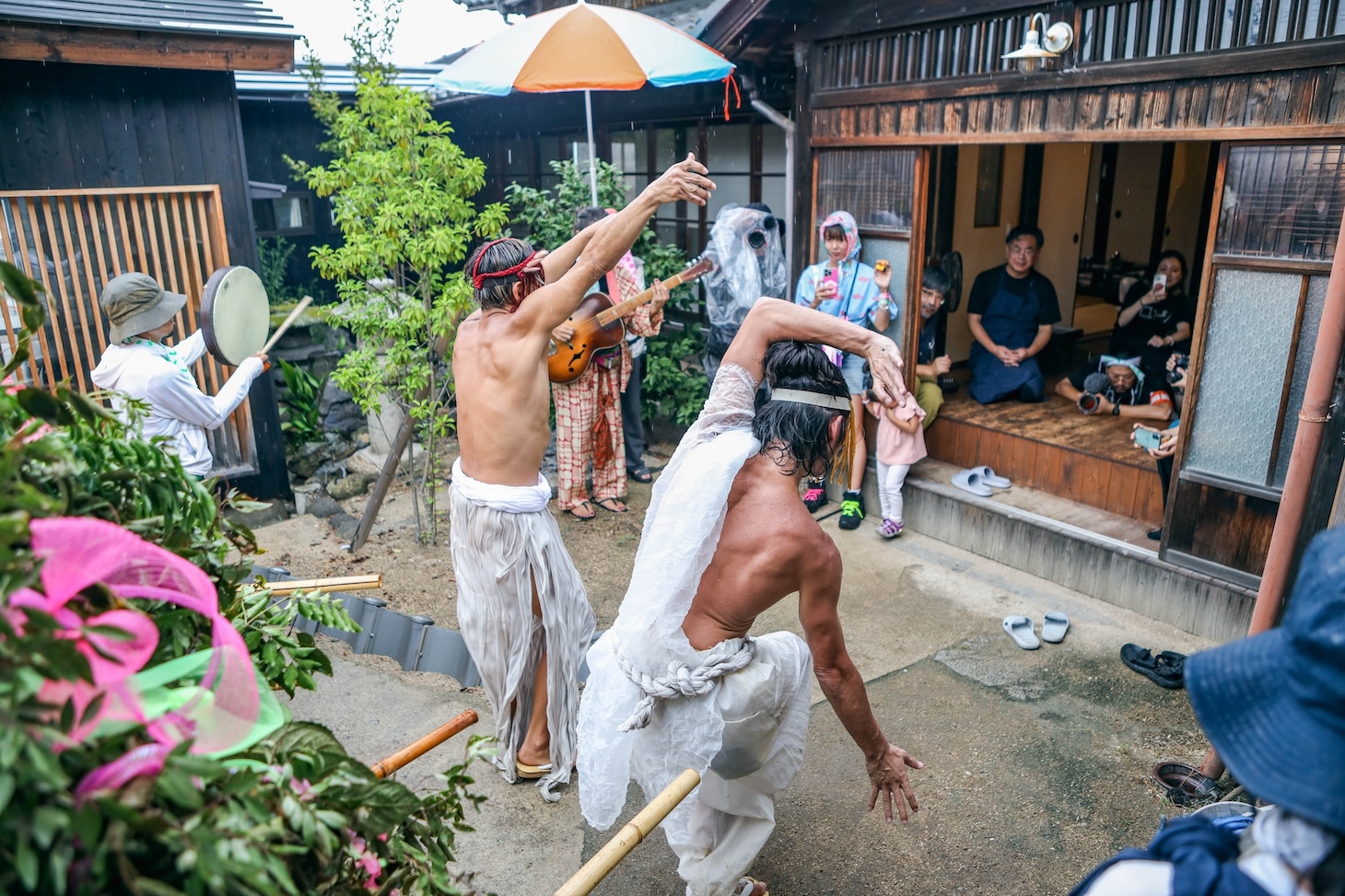 瀬戸内国際芸術祭2025参加作品 きゅうかくうしお「素晴らしい偶然をむすんで」瀬戸内国際芸術祭2025 3日目の様子。（Photo: Shintaro Miyawaki）