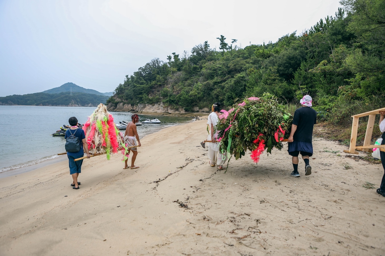 瀬戸内国際芸術祭2025参加作品 きゅうかくうしお「素晴らしい偶然をむすんで」瀬戸内国際芸術祭2025 3日目の様子。（Photo: Shintaro Miyawaki）