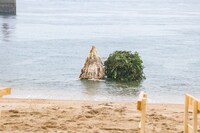 瀬戸内国際芸術祭2025参加作品 きゅうかくうしお「素晴らしい偶然をむすんで」瀬戸内国際芸術祭2025 3日目の様子。（Photo: Shintaro Miyawaki）