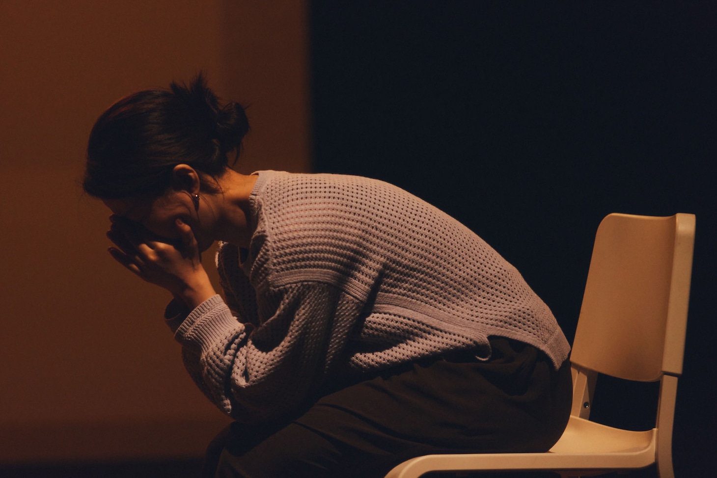 劇団papercraft 第12回公演「旧体」より。（撮影：中川達也）