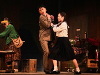 「愛の乞食」より。（撮影：細野晋司）