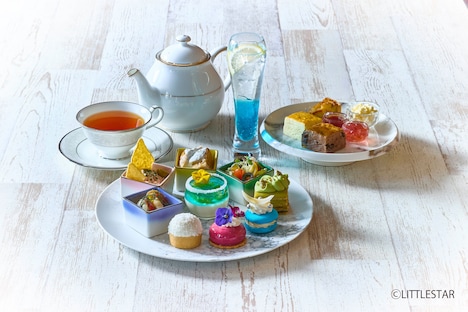 スカイラウンジ・ジーニスで提供される「劇団四季 ミュージカル『マンマ・ミーア！』コラボレーションアフタヌーンティー～エーゲの物語～」。