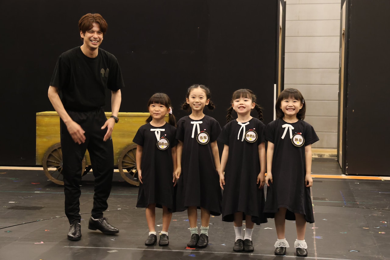 ミュージカル「SPY×FAMILY」公開稽古より。左から森崎ウィン、村方乃々佳、泉谷星奈、月野未羚、西山瑞桜。