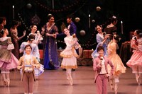 東京バレエ団「くるみ割り人形」過去公演より。（Photo by  Kiyonori Hasegawa, Shoko Matsuhashi）