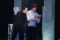 舞台「アーモンド」より。（撮影：岩田えり）©舞台「アーモンド」2025