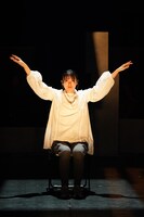 舞台「アーモンド」より。（撮影：岩田えり）©舞台「アーモンド」2025