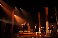 舞台「アーモンド」より。（撮影：岩田えり）©舞台「アーモンド」2025