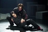 舞台「アーモンド」より。（撮影：岩田えり）©舞台「アーモンド」2025