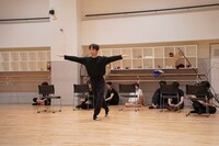 Orchardシリーズ K-BALLET Opto「踊る。遠野物語」公開リハーサルの様子。