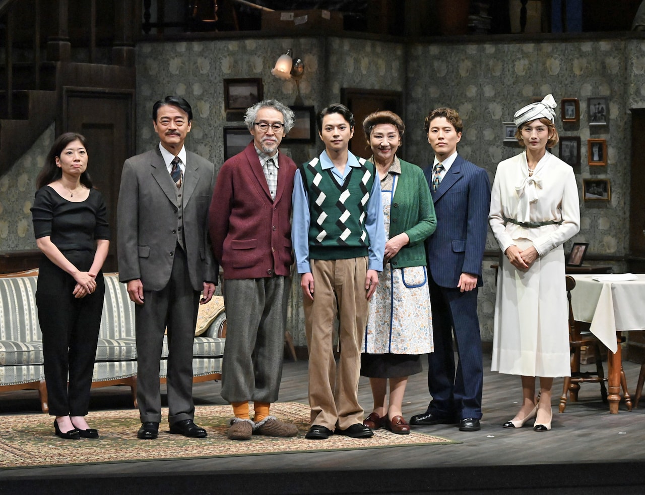 PARCO PRODUCE 2025「ブロードウェイ・バウンド」開幕前会見より、左から小山ゆうな、神保悟志、浅野和之、佐藤勝利、松下由樹、入野自由、小島聖。