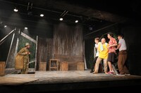 日本の劇団「その鉄塔に男たちはいるという」より。（撮影：白根美恵）