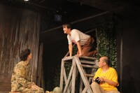 日本の劇団「その鉄塔に男たちはいるという」より。（撮影：白根美恵）