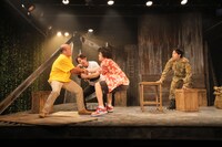 日本の劇団「その鉄塔に男たちはいるという」より。（撮影：白根美恵）