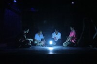 日本の劇団「その鉄塔に男たちはいるという」より。（撮影：白根美恵）