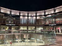 彩の国さいたま芸術劇場。この数年、行く回数が減っていたけど、最近は少しずつ復活中。晴れた夏の日中は、最寄りの与野本町駅から全く日陰がなくてなかなかに大変だけど、夜はこんなに美しい。