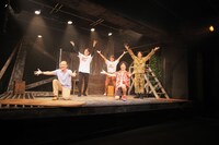 日本の劇団「その鉄塔に男たちはいるという」より。（撮影：白根美恵）