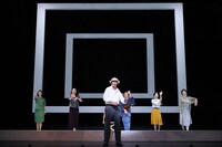 パルコ・プロデュース2025「先生の背中～ある映画監督の幻影的回想録～」より。（撮影：宮川舞子）