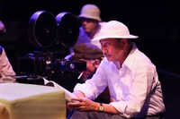 パルコ・プロデュース2025「先生の背中～ある映画監督の幻影的回想録～」より。（撮影：宮川舞子）